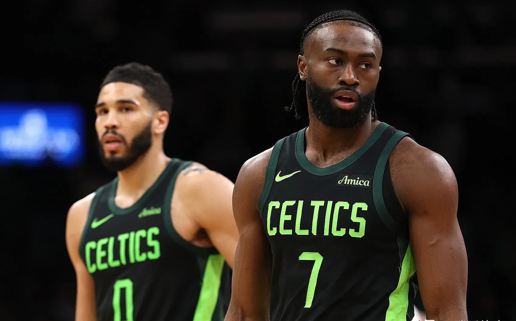 东契奇连续十场比赛得分超过出色发挥，加拿大队不断突破！观众掌声雷动的简单介绍